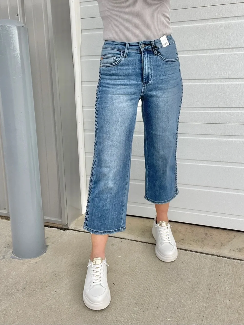 Judy Blue Chloe Braided Accent Wide Leg Crop Jeans Size 3/26 - Picture 1 of 4
